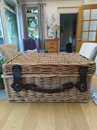 Large empty wicker - x,