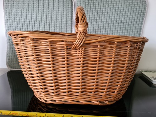 Large vintage wicker shopping - large,