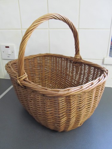 Large vintage wicker shopping - large,